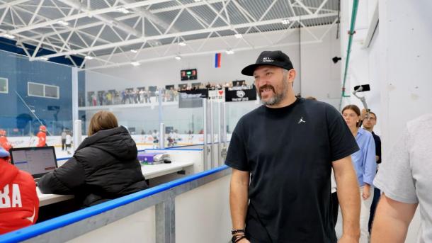 Александр Овечкин исполнил мечту юного фаната из Омска с редкой болезнью