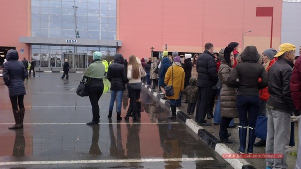 В Омске посетителей ТЦ «МЕГА» экстренно эвакуировали