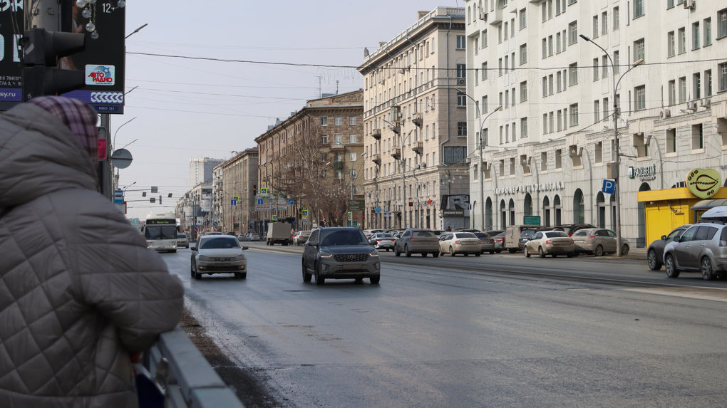 Дорогу на двух улицах в Октябрьском районе Новосибирска сузили из-за аварийного ремонта