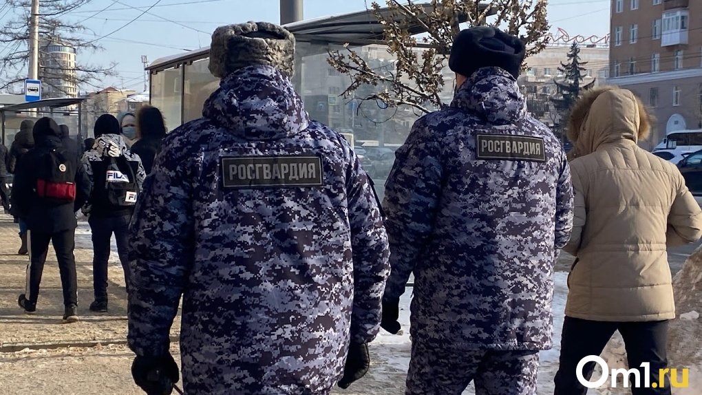 На избирательном участке в Омске выстроилась очередь из росгвардейцев