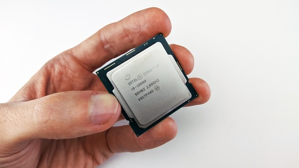 Американская компания Intel приостанавливает работу в России