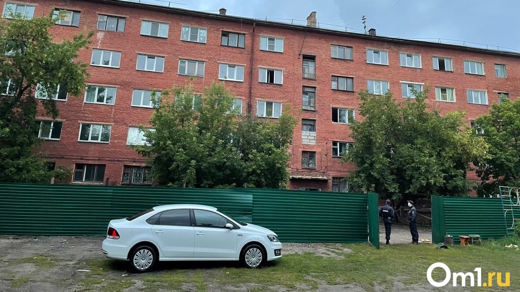В Омске украли металлический забор у рухнувшей пятиэтажки в Нефтяниках