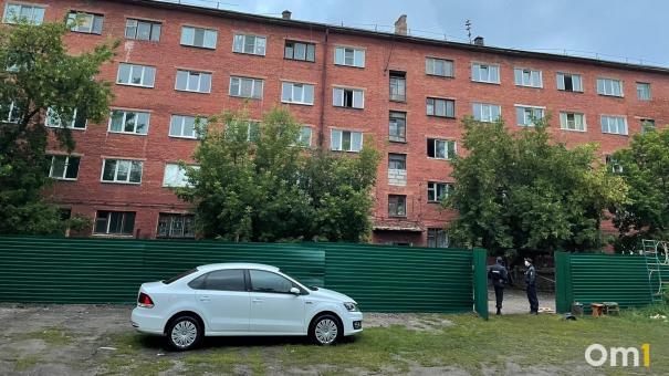 В Омске украли металлический забор у рухнувшей пятиэтажки в Нефтяниках