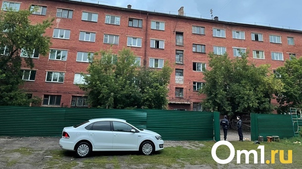 В Омске украли металлический забор у рухнувшей пятиэтажки в Нефтяниках
