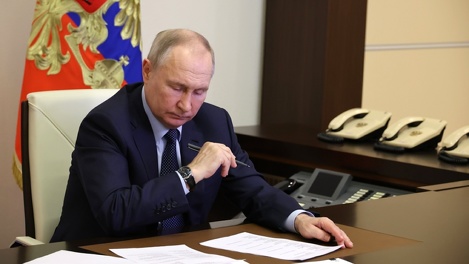 Президент России Владимир Путин подписал закон об обезличенных декларациях сенаторов и депутатов