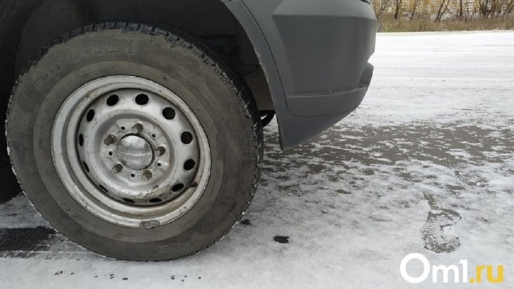 Рука застряла между роликами: новосибирец сломал пальцы во время очистки машины от снега
