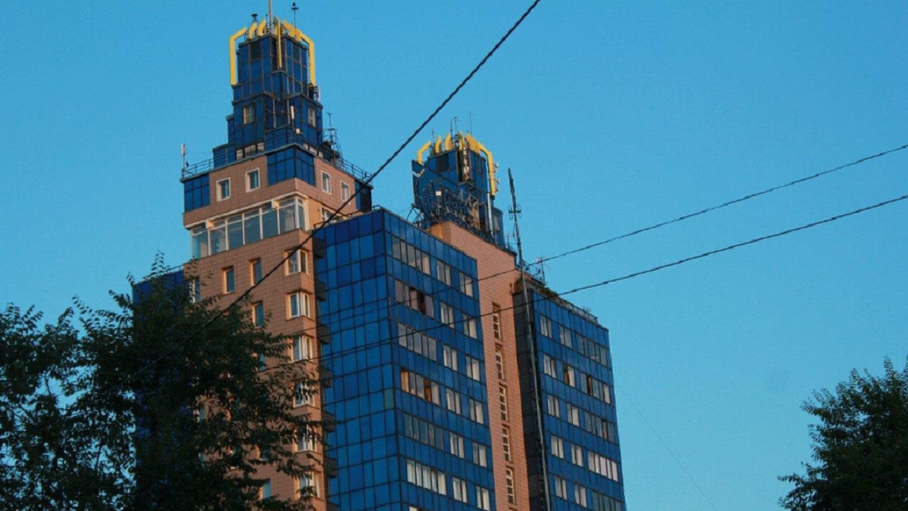 Двухэтажную квартиру за 55 млн рублей продают в новосибирском небоскрёбе «Бэтмен». ФОТО