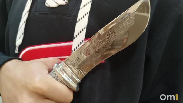 Заставили сесть за руль с порезанной грудью: бездомные напали на новосибирца и издевались над ним