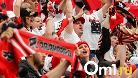 Шарф омского «Авангарда» подняли на вершину высочайшего вулкана Африки