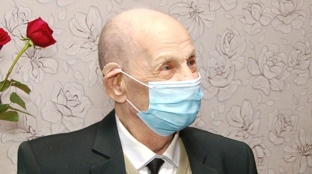 Мэр Омска поздравил ветерана со 101-летним юбилеем