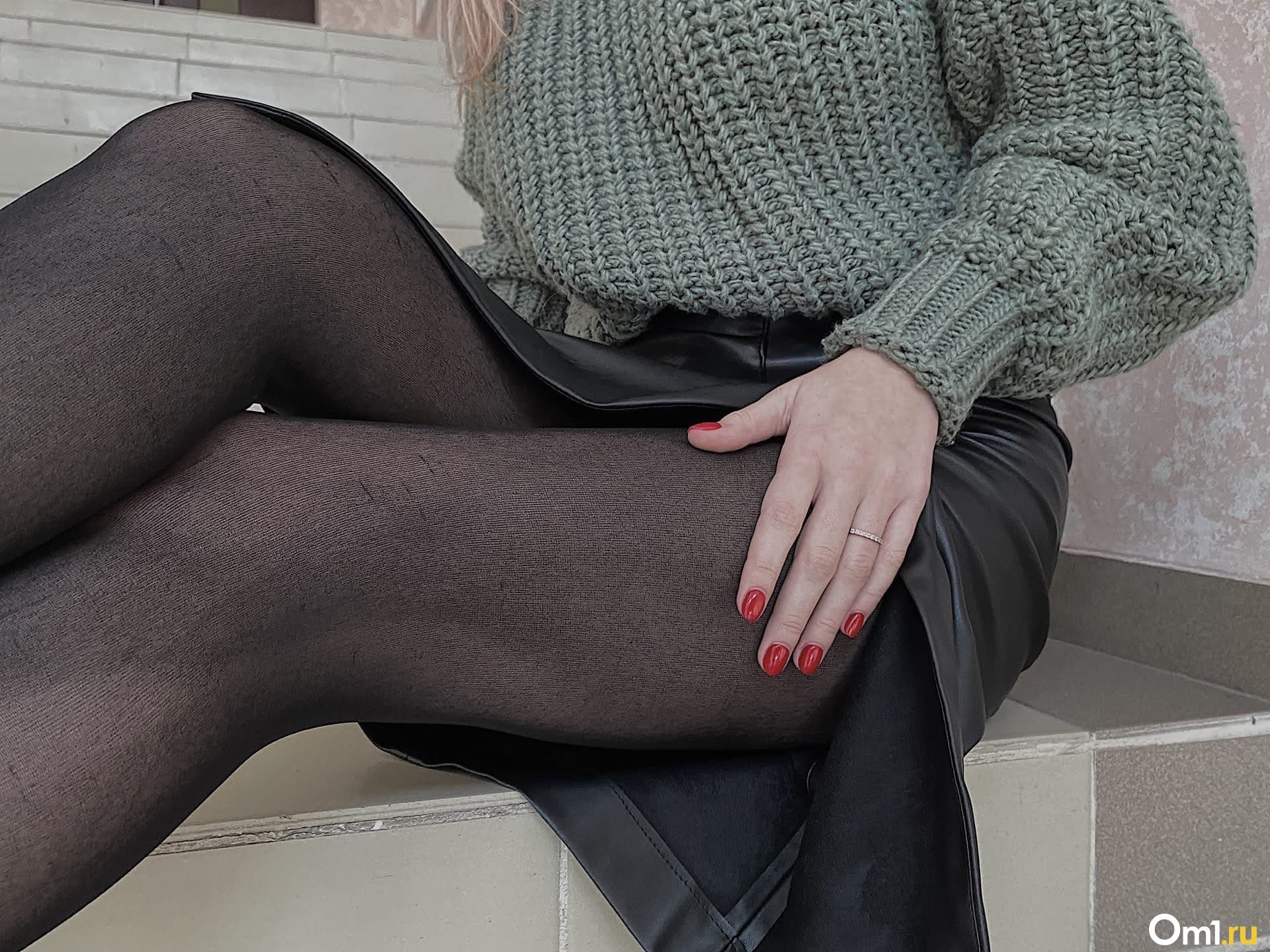 Красивые женские ноги в черных колготках | Премиум Фото