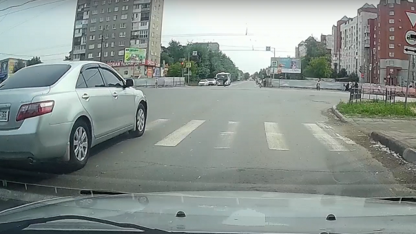 Омичи пожаловались на водителя, проехавшего на красный сигнал светофора