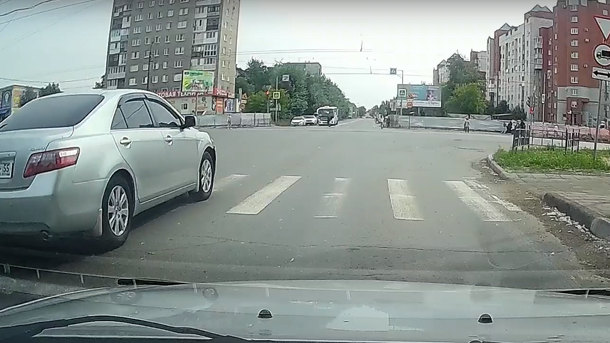 Омичи пожаловались на водителя, проехавшего на красный сигнал светофора