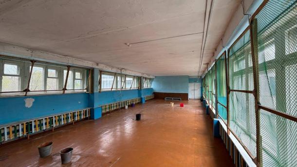 В школе под Омском нашли протекающую крышу и треснутые окна