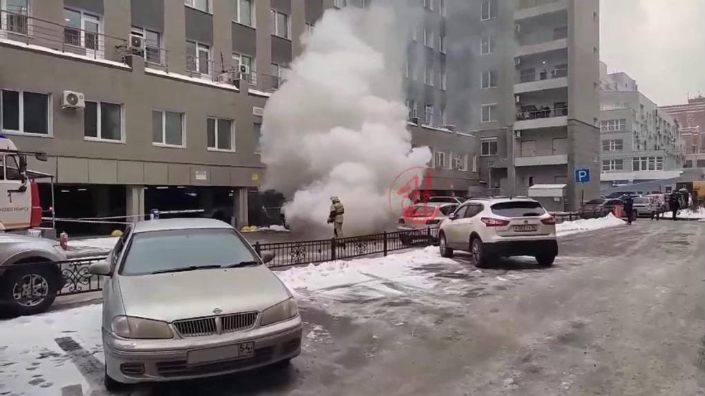 Внедорожник загорелся на парковке в центре Новосибирска