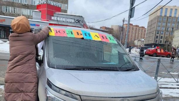 Более 1 100 цветов изъяли у нелегальных продавцов накануне 8 Марта в Новосибирске