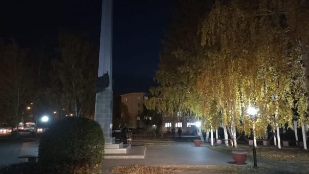 «Да будет свет»: в сквере «Крылатое братство» появилось уличное освещение
