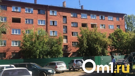 Выносят даже пластиковые окна и люстры. Омичи продолжают по кускам растаскивать обрушившуюся пятиэтажку