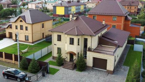 В Омске продают коттедж за 42 млн с кинозалом, камином и бассейном