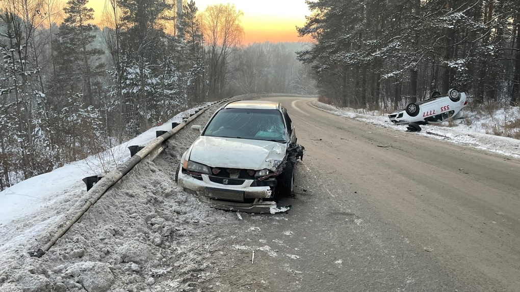 Увезли на скорой помощи: автомобиль перевернулся при въезде в Новосибирск