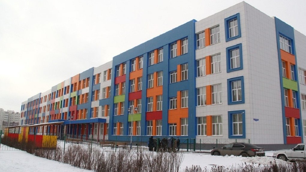 В Омске учителя и родители вступились за уволенного директора новой школы в Амуре-2