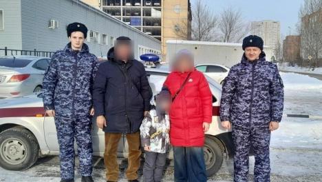 В омском ТЦ потерялся пятилетний мальчик — его нашли сотрудники Росгвардии