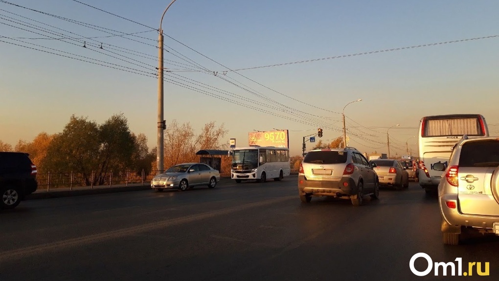 Омские сотрудники ГИБДД выручили мужчину, который торопился в роддом и застрял на трассе