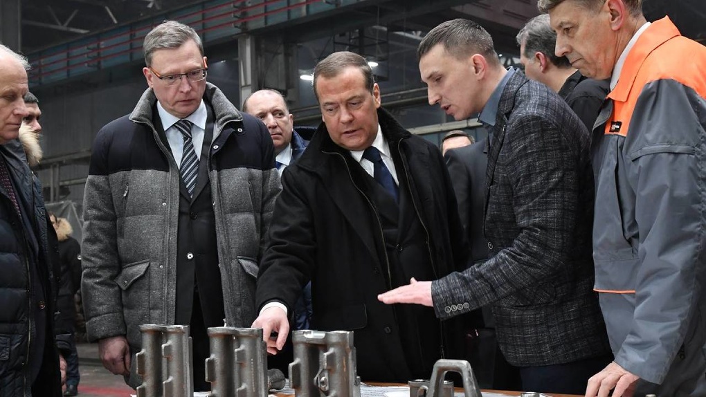 Дмитрий Медведев призвал увеличить производство танков во время визита в Омск
