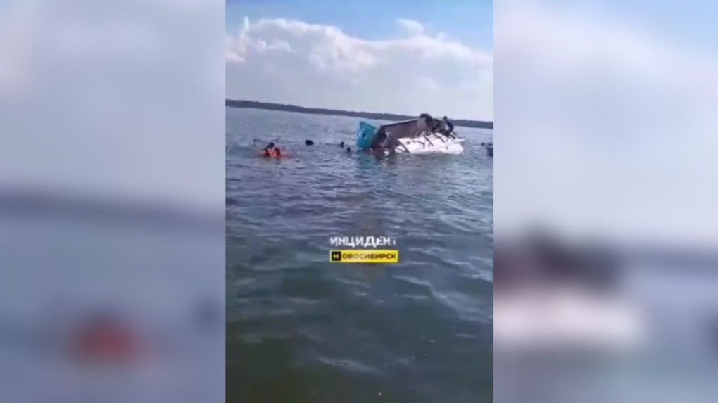 Яхта затонула на Новосибирском водохранилище в День ВДВ. ВИДЕО