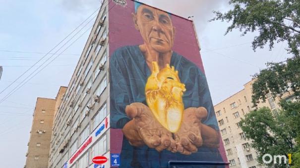 Похороны новосибирского врача-онколога с мурала на Фрунзе состоятся 13 сентября