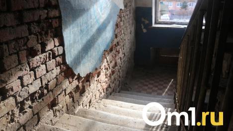 Из-за лопнувших труб в омском доме обрушилась лестница