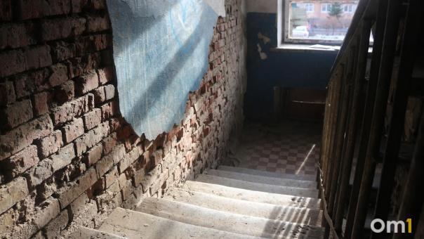 Из-за лопнувших труб в омском доме обрушилась лестница