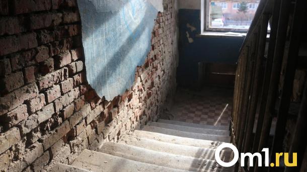 Из-за лопнувших труб в омском доме обрушилась лестница