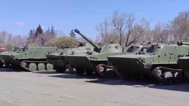 В омский парк Победы начали поступать образцы военной техники