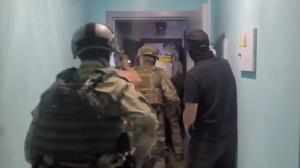 Заставляли брать кредиты и угрожали расправой: в Омске задержали этническую банду