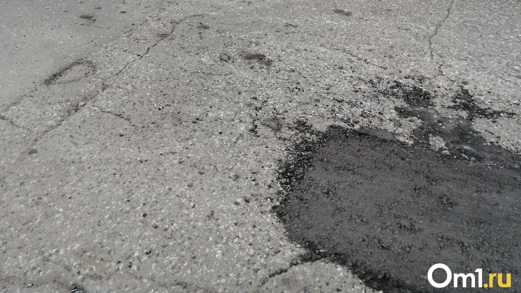Омичи переживают за качество асфальта после ремонта дороги на улице Звездова