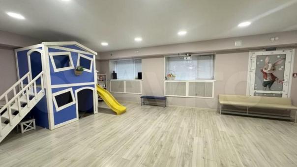 В центре Омска продают студию праздников, которая находится в подвале
