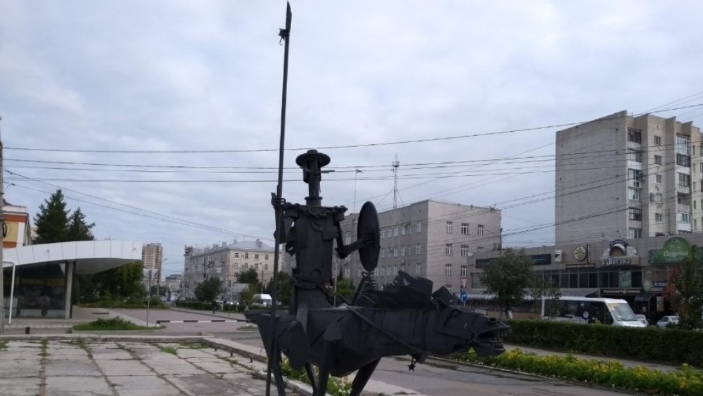 В Омске на год уберут скульптуру Дон Кихота у ТЮЗа