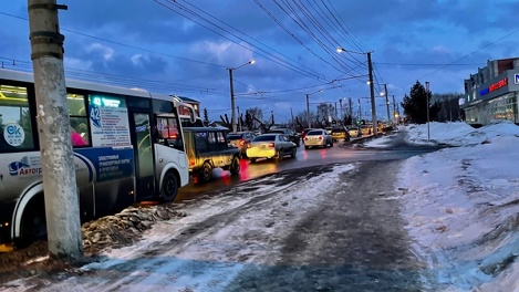 В пятничный вечер пробки в Омске достигли 10 баллов