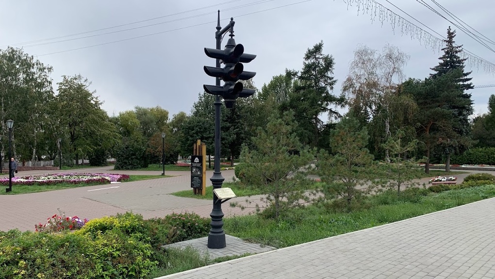 Памятник светофору в Омске едва не раздавил пенсионерку