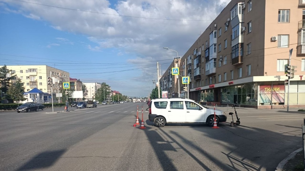 В центре Омска автомобилист сбил парня на электросамокате