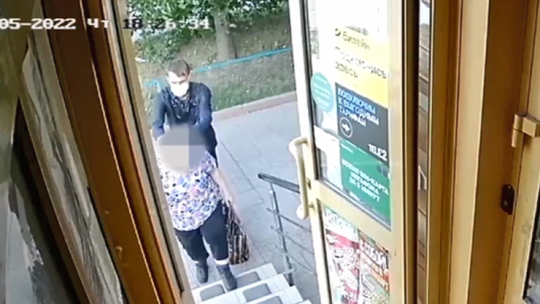 Срывал золотые цепочки с пенсионерок: серийного грабителя задержали в Новосибирске. ВИДЕО