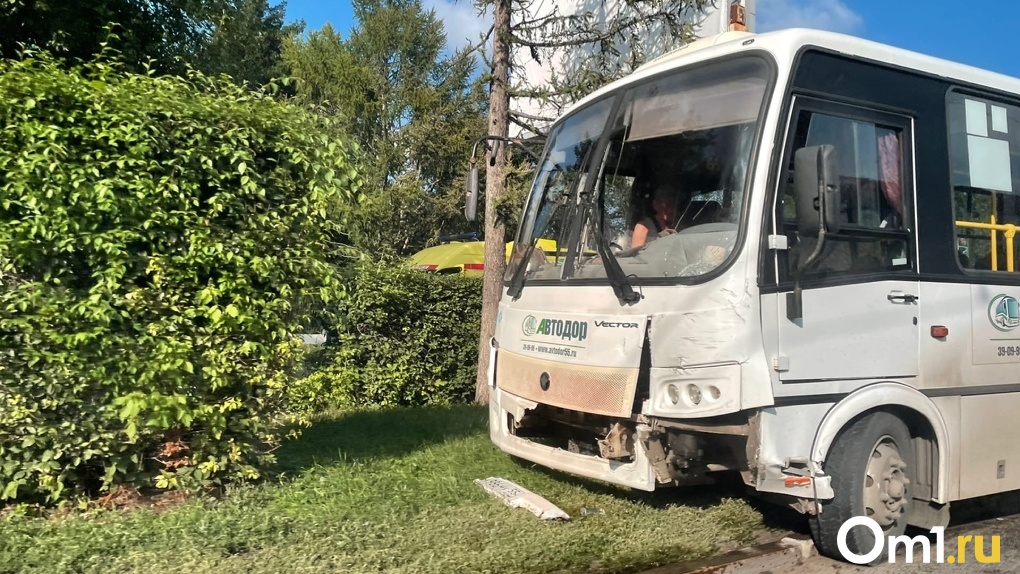 В Омске в аварию с двумя автомобилями попал пассажирский автобус