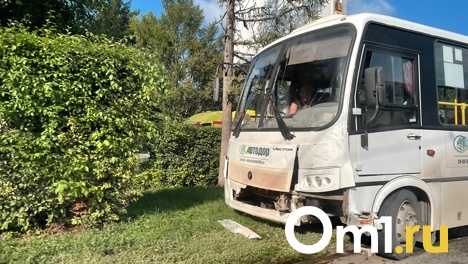 В Омске в аварию с двумя автомобилями попал пассажирский автобус