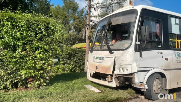 В Омске в аварию с двумя автомобилями попал пассажирский автобус