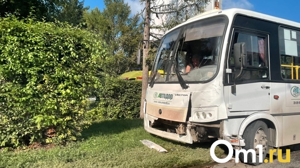 В Омске в аварию с двумя автомобилями попал пассажирский автобус