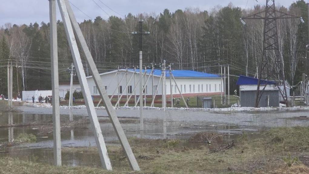 В Омской области остановился прилив воды к электрической подстанции
