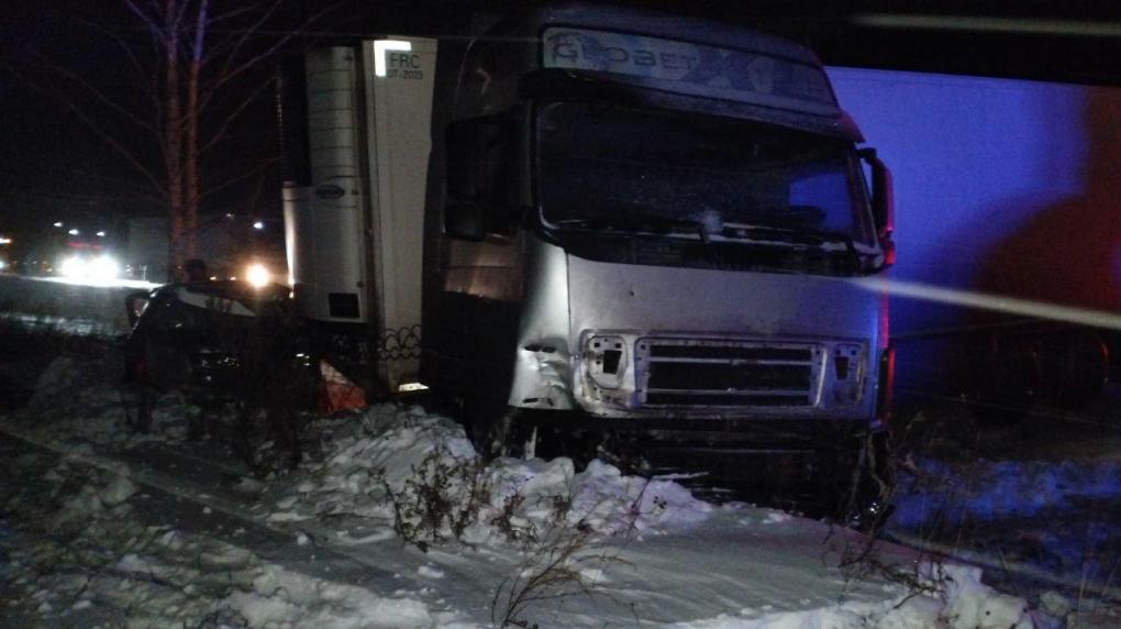 Водитель легковушки погиб в страшной аварии на трассе Тюмень — Омск