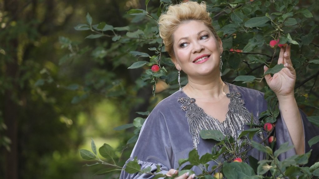 Итальянская оперная певица сняла клип на романс о природе в омском Дендропарке им. Гензе