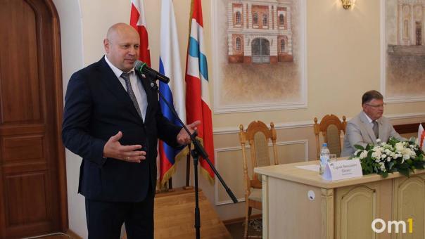 Мошенники пользуются командировкой мэра, чтобы обманывать омичей